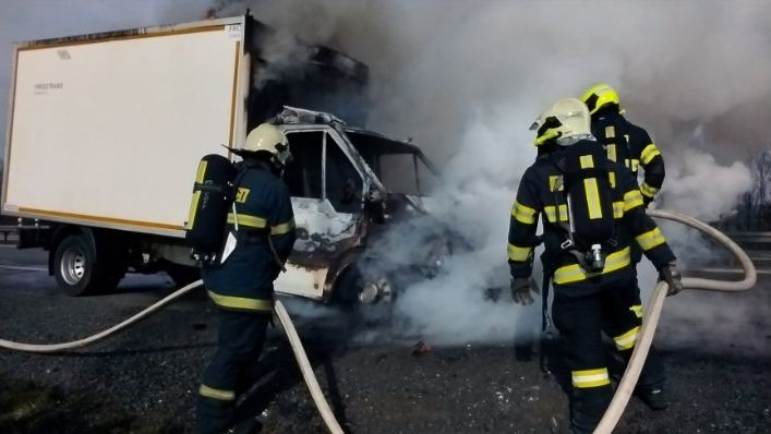 Na dálnici do Ostravy hořel nákladní automobil